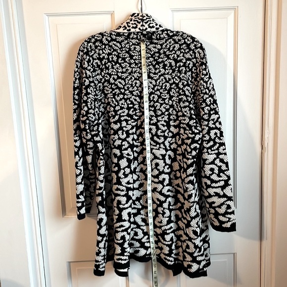 🤩🤩 Beautiful Black and White Sweater/Coat 😍😍 - Picture 7 of 9